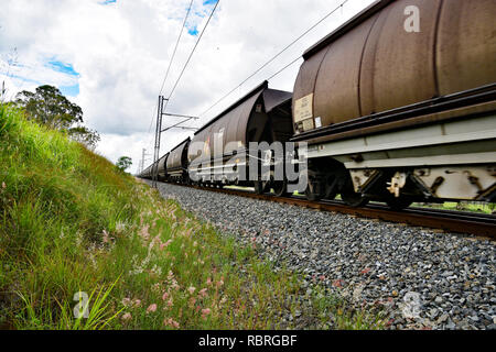 QUEENSLAND KOHLE ZUG REISEN DURCH LAND Stockfoto