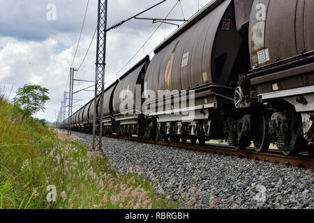 QUEENSLAND KOHLE ZUG REISEN DURCH LAND Stockfoto