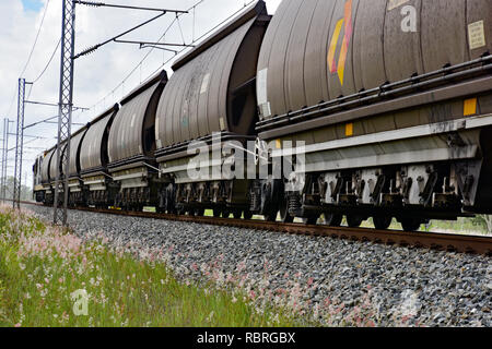 QUEENSLAND KOHLE ZUG REISEN DURCH LAND Stockfoto