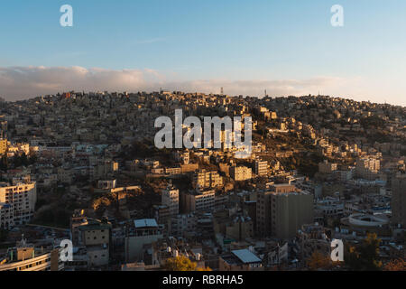 Stadtbild, Hauptstadt Amman in Jordanien, Naher Osten im Sonnenuntergang Stockfoto