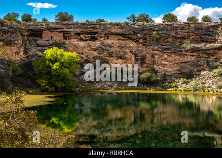 Antike Ruinen und Umgebung spiegeln auf der ruhigen Wasser von Montezuma Well. Teil von Montezuma Castle National Monument. Stockfoto