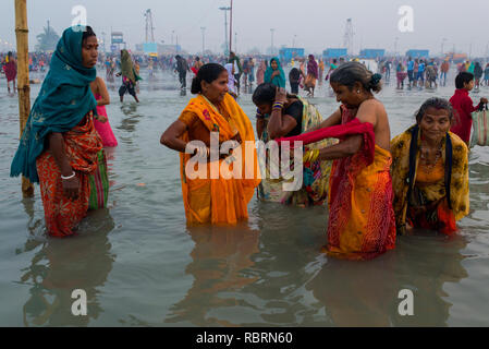 Die pilger heiliges Bad bei gangasagar Messe. Stockfoto