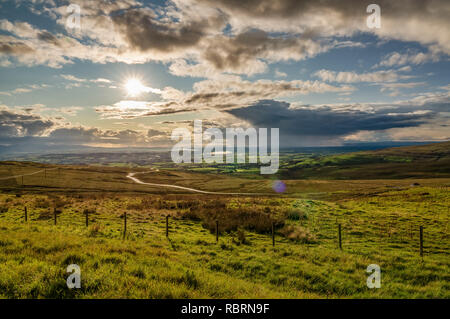 Blick über greenfell Heben von hartside Top auf der A686 zwischen Alston und Melmerby, Cumbria, England, Großbritannien - mit den Lake District im Hintergrund Stockfoto
