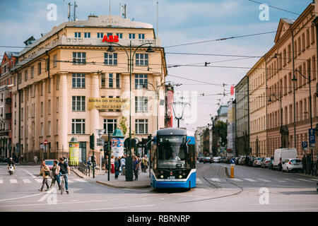 Krakau, Polen - 28. August 2018: Blaue öffentliche Straßenbahn auf starowislna Straße in Krakau. Stockfoto