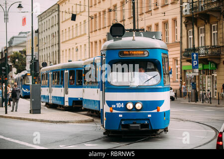 Krakau, Polen - 28. August 2018: Blau Retro Vintage öffentliche Straßenbahn auf starowislna Straße in Krakau. Stockfoto