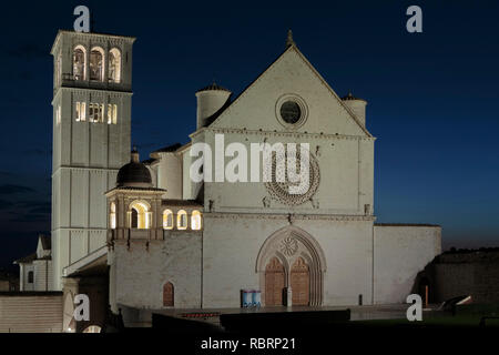 Basilica di San Francesco in der Dämmerung, Assisi, Italien Stockfoto