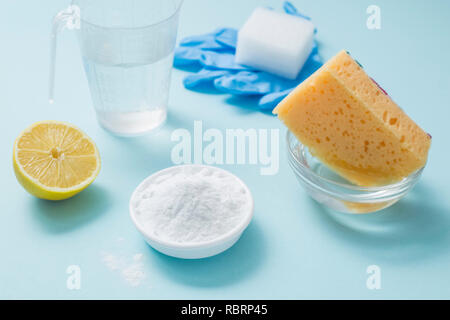 Umweltfreundliche natürliche Reinigungsmittel Produkte. Essig, Soda und Zitrone. Bikarbonat. Stockfoto
