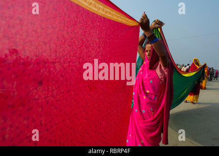 Frauen Pilger trocken Saree nach der Badewanne an gangasagar Messe. Stockfoto