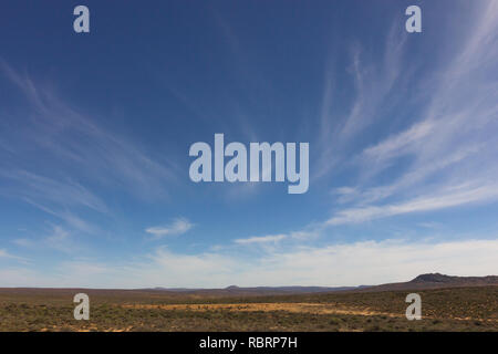 Cirrus Wolken im blauen Himmel über einem Namaqualand Landschaft der weit offenen Halbwüste Bedingungen um Springbok im nördlichen Kap von Südafrika Stockfoto