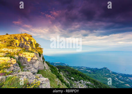 Sonnenuntergang in der majestätischen Bergwelt. Dramatische bewölkten Himmel. Krim, Ukraine, Europa. Beauty Welt. Stockfoto