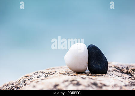 Schwarze und weiße Steine über dem blauen Meer. Krim, Ukraine, Europa. Beauty Welt. Stockfoto