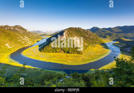 Gewundene Fluss durch Berge fließt. Rijeka Crnojevica. In der Nähe von Skadar Lake, Montenegro, Europa. Beauty Welt. Stockfoto