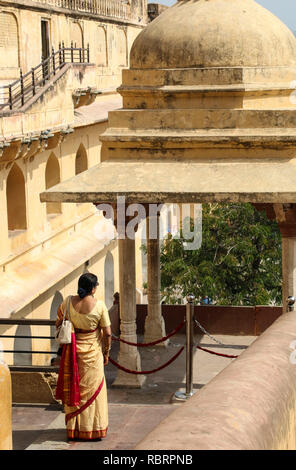 Frau im Sari steht auf dem Balkon Fort Amber in Jaipur, Rajasthan, Indien Stockfoto