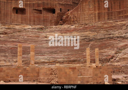 Das römische Theater in der alten arabischen nabatäische Stadt Petra. Jordanien Stockfoto