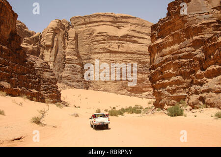 Geländewagen für Safaris Fahrten durch den roten Bergen der Schlucht des Wadi Rum Wüste in Jordanien. Wadi Rum auch als das Tal des Mondes bekannt Stockfoto