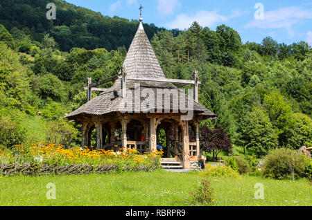 Barsana Kloster aus Holz, Banat, Rumänien. Stockfoto