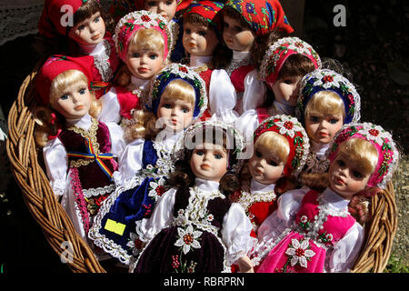 Traditionelle Porzellanpuppen zum Verkauf in einem Souvenirshop in Bran, Rumänien. Stockfoto