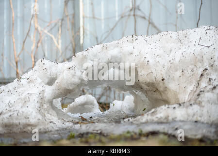Schmelzender Schnee auf dem Boden Stockfoto
