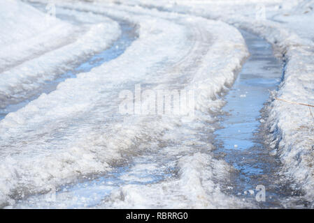 Anschluss auf der Straße im Schnee Stockfoto