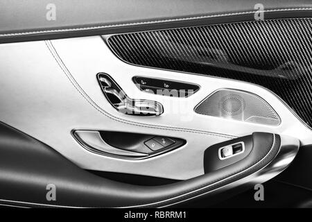 https://l450v.alamy.com/450vde/rbrrm1/auto-leder-und-carbon-details-turgriff-mit-windows-power-sitz-kontrolliert-und-einstellungen-luxus-auto-innen-modernes-auto-interior-detail-rbrrm1.jpg