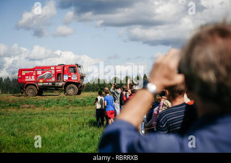 Polack, Belarus - 31. Mai 2015: Zuschauer verfolgen Belarussischen MAZ Racing Team DAKAR Lkw fahren über Feld in Baja Rally in Weißrussland. Stockfoto