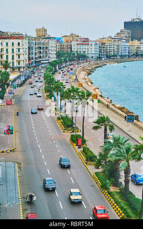 ALEXANDRIA, Ägypten - Dezember 19, 2017: Fühlen Sie den Rhythmus der Stadt, beobachten den Verkehr in Corniche Avenue und lauschen Sie dem städtischen Lärm von der Stockfoto