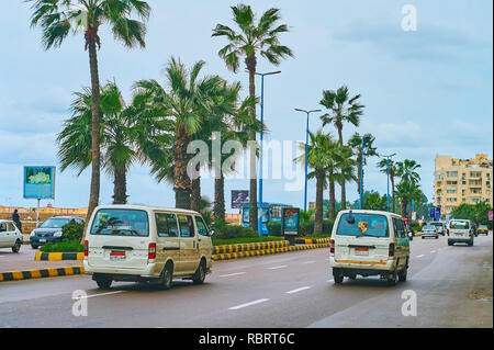 ALEXANDRIA, Ägypten - Dezember 19, 2017: Die kleine Kleinbusse fahren Sie entlang der Corniche Avenue, diese Art des öffentlichen Verkehrs ist beliebt und weit sprea Stockfoto