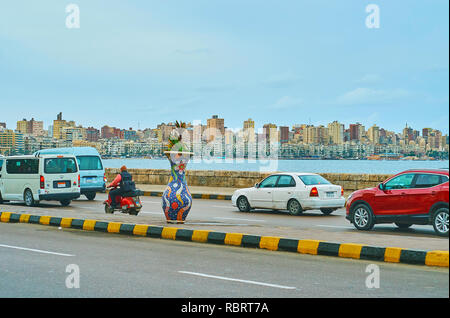 ALEXANDRIA, Ägypten - Dezember 19, 2018: Der Stau in Corniche Avenue ist typisch städtische Szene für Alexandria - die Überbevölkerten und geschäftigen Stadt auf M Stockfoto