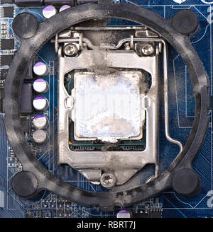 Computer Prozessor auf dem Mainboard ist mit Staub bedeckt. Gereinigt werden muss. Nahaufnahme Stockfoto