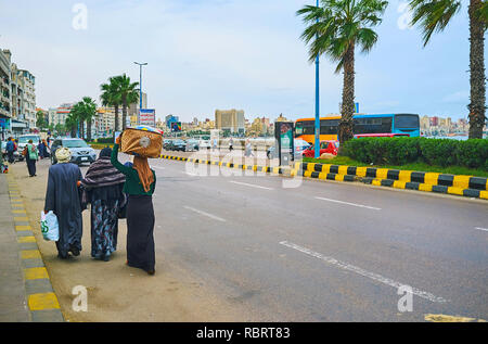 ALEXANDRIA, Ägypten - Dezember 19, 2017: chaotische Fußgängerzone Bewegung entlang der Straße in Corniche Road, am 19. Dezember in Alexandria. Stockfoto