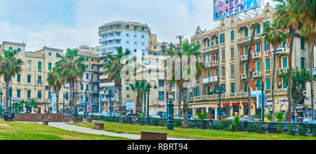 ALEXANDRIA, Ägypten - Dezember 19, 2017: Panorama von Saad Zaghloul Platz mit historischen Gehäuse und schönen Palmen Garten, am 19. Dezember in Alexandria. Stockfoto