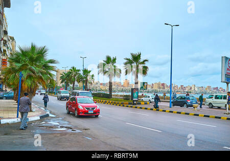 ALEXANDRIA, Ägypten - Dezember 19, 2017: Die anstrengenden Morgen in Stadt - Leute hetzen zu arbeiten, chaotisch die Corniche Road, voller Autos Kreuzung, auf Deze Stockfoto