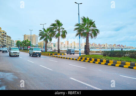 ALEXANDRIA, Ägypten - Dezember 19, 2017: Die Corniche Avenue ist die Strandpromenade der Stadt, immer geschäftig und voller Autos, am 19. Dezember in Alexa Stockfoto