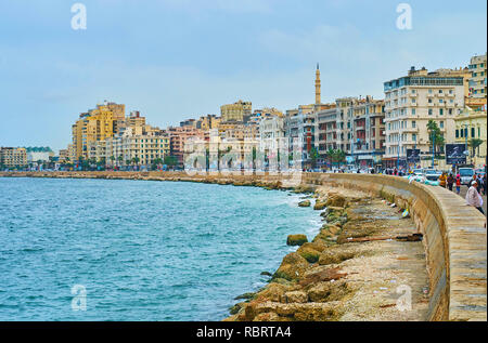 ALEXANDRIA, Ägypten - Dezember 19, 2017: Die Stadt Küste mit Blick auf die Bauten entlang der Corniche Avenue und Wellen auf der Oberfläche des Mittelmeers Stockfoto