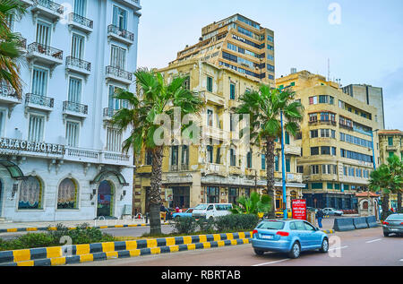 ALEXANDRIA, Ägypten - Dezember 19, 2017: Die Linie der historischen Bauten entlang der Corniche Avenue, Hotels, Geschäften, Restaurants, Leben oder admi Stockfoto