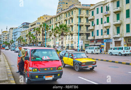 ALEXANDRIA, Ägypten - Dezember 19, 2017: Der Passagier geht raus aus dem öffentlichen Microbus in Corniche Road, am 19. Dezember in Alexandria. Stockfoto