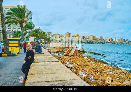 ALEXANDRIA, Ägypten - Dezember 19, 2017: Corniche Avenue ist beliebter Treffpunkt für die Einheimischen, Jugend oft Termine Hier die Menschen ihre Zeit genießen Stockfoto