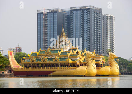 Karaweik repräsentiert Palace, Kandawgyi See, Yangon, Myanmar, Asien Stockfoto