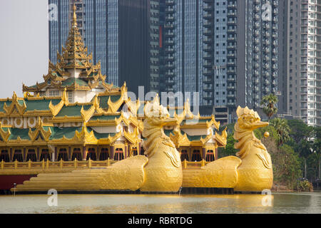 Karaweik repräsentiert Palace, Kandawgyi See, Yangon, Myanmar, Asien Stockfoto