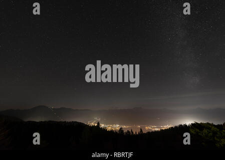 Blick von der Neureuth Hütte am Sternenhimmel über dem nocturnally Rottach-Egern am Tegernsee, Bayern, Deutschland lit Stockfoto