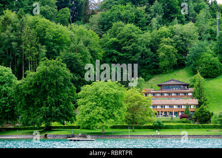 Ufer der Thuner See im Bereich des Labor Spiez Stockfoto