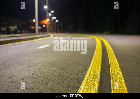 Große moderne glatte leeren Asphalt Autobahn scharf scharf mit hellen, weißen und gelben Markierung Zeichen Zeile. Geschwindigkeit, Sicherheit, komfortable Reise ein Stockfoto
