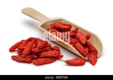 Getrocknete Goji Beeren in hölzernen Löffel auf weißem Hintergrund Stockfoto