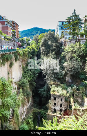 Blick auf das „Vallone dei Mulini“ oder das Tal der Mühlen, eine der ...