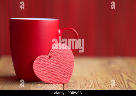 Valentinstag mit roter Schale auf Holz- Hintergrund. Close-up. Für Text, kopieren. Stockfoto