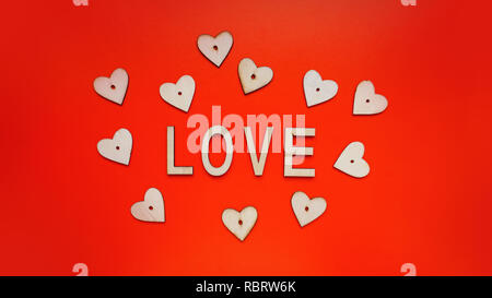Valentines Tag Hintergrund mit roten Herzen und Briefe der Liebe - aus Holz auf einem roten Hintergrund. Ansicht von oben. Für Banner oder Karte Stockfoto