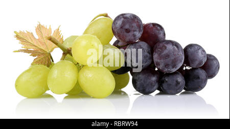 Bündel grüne Trauben und schwarzen Trauben auf weißem Hintergrund Stockfoto