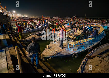 Anbeter beobachten am Abend Ganga Aarti in Dashashwamedh Ghat in Varanasi, Indien Stockfoto