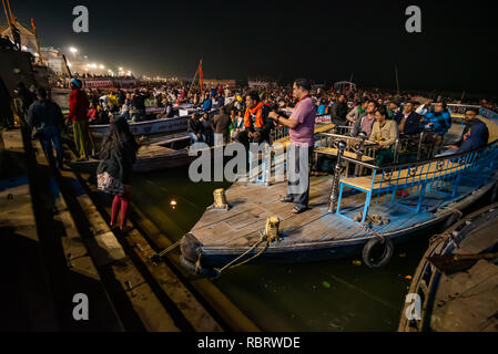 Anbeter beobachten am Abend Ganga Aarti in Dashashwamedh Ghat in Varanasi, Indien Stockfoto