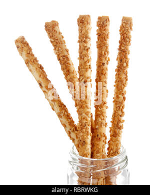 Sesam stick Cracker in einem Glas auf weißem Hintergrund Stockfoto